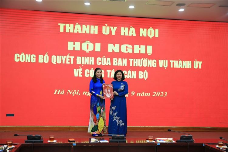 Đồng chí Đặng Thị Phương Hoa nhận Quyết định điều động về công tác tại Uỷ ban MTTQ Việt Nam TP Hà Nội