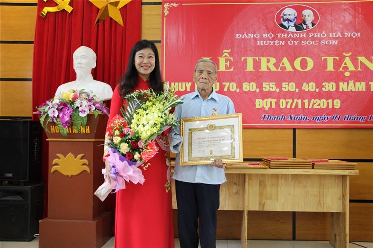 Đồng chí Nguyễn Lan Hương trao tặng Huy hiệu 70 năm tuổi Đảng tại huyện Sóc Sơn