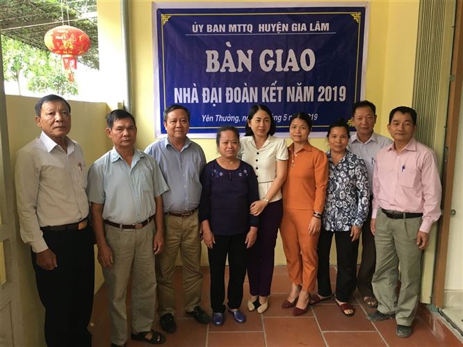 Ủy ban MTTQ Việt Nam huyện Gia Lâm bàn giao nhà Đại đoàn kết cho hộ nghèo xã Yên Thường và Ninh Hiệp