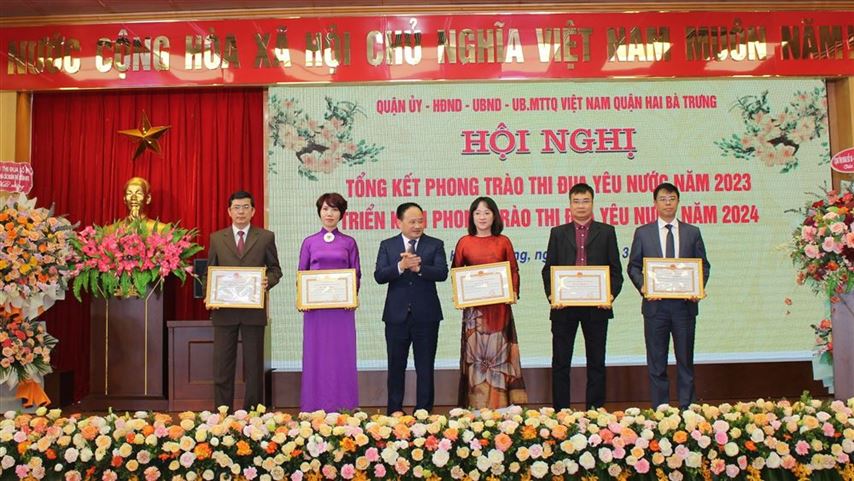 Ủy ban MTTQ Việt Nam quận Hai Bà Trưng đón nhận Bằng khen xuất sắc phong trào thi đua năm 2023 của UBND Thành phố Hà Nội