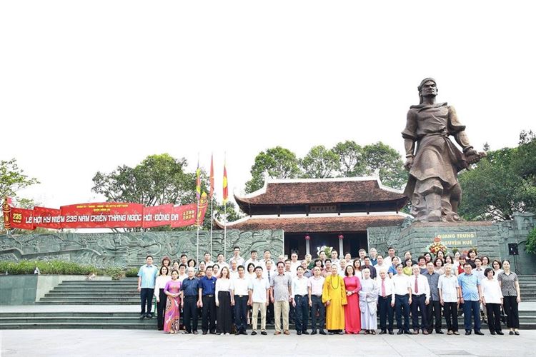 Ủy ban MTTQ Việt Nam quận Đống Đa đã tổ chức Lễ dâng hương Hoàng Đế Quang Trung - Nguyễn Huệ