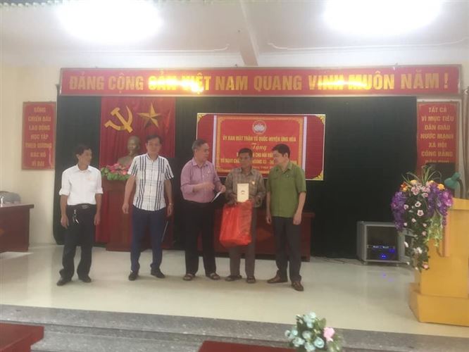 Ủy ban MTTQ Việt Nam huyện Ứng Hòa phối hợp trao tặng bò sinh sản cho hộ cận nghèo Thị trấn Vân Đình