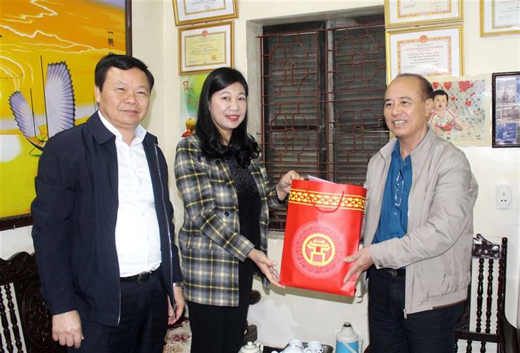 Chủ tịch Ủy ban MTTQ Việt Nam TP Nguyễn Lan Hương thăm, tặng quà Tết 3 gia đình chính sách huyện Thanh Oai