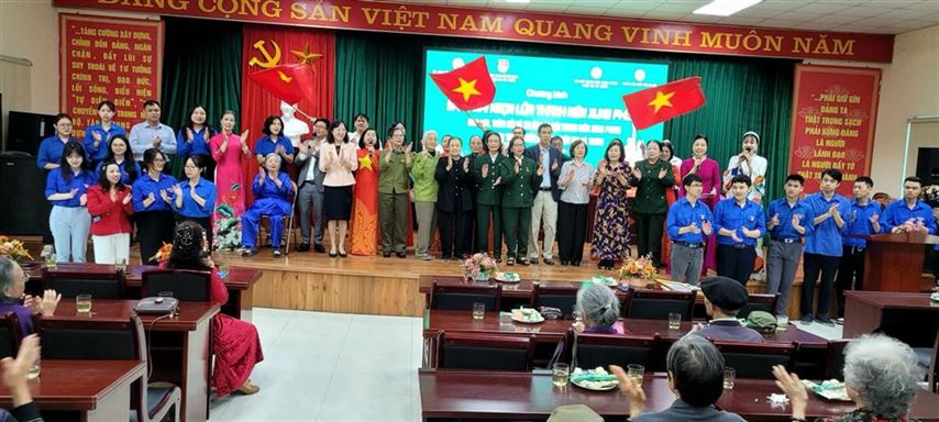 Quận Hai Bà Trưng: Phối hợp tổ chức tặng quà Cựu Thanh niên xung phong nhân dịp kỷ niệm 70 năm chiến thắng Điện Biên Phủ