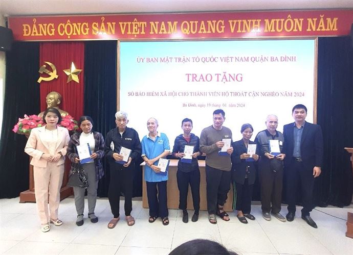 Ủy ban MTTQ Việt Nam quận Ba Đình trao quà Tết cho 127 hộ gia đình có hoàn cảnh khó khăn