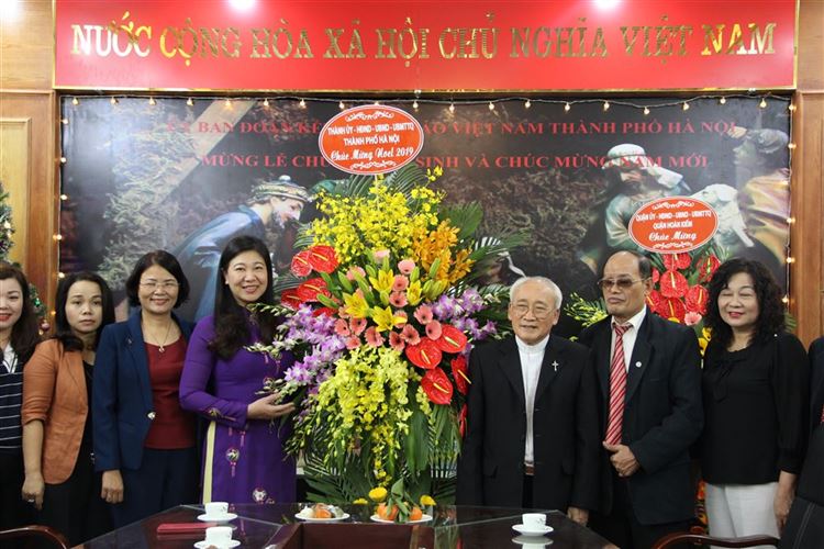 Chủ tịch Ủy ban MTTQ Việt Nam TP Nguyễn Lan Hương chúc mừng Ủy ban đoàn kết Công giáo TP nhân dịp lễ Giáng sinh