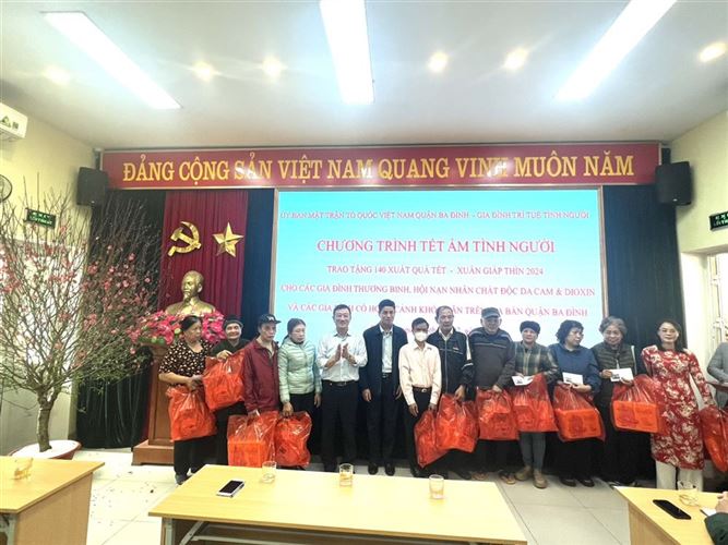 Ủy ban MTTQ Việt Nam quận Ba Đình tổ chức trao quà Tết cho các gia đình có hoàn cảnh khó khăn