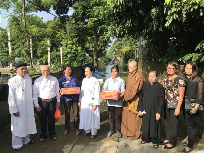 Các tổ chức tôn giáo Thủ đô chung tay hỗ trợ các gia đình trong vùng ngập lụt tại huyện Quốc Oai và huyện Chương Mỹ