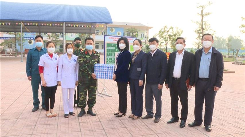 Phó Chủ tịch HĐND TP kiểm tra hoạt động của Trạm y tế lưu động số 1, tại Trường Mầm non xã Viên Nội, huyện Ứng Hoà
