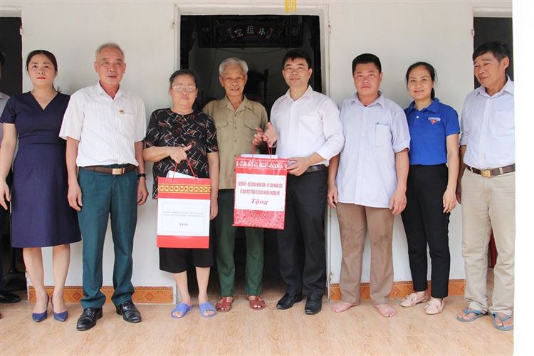 Lãnh đạo Ủy ban MTTQ Việt Nam huyện Chương Mỹ thăm, tặng quà gia đình chính sách tiêu biểu tại xã Đồng Lạc