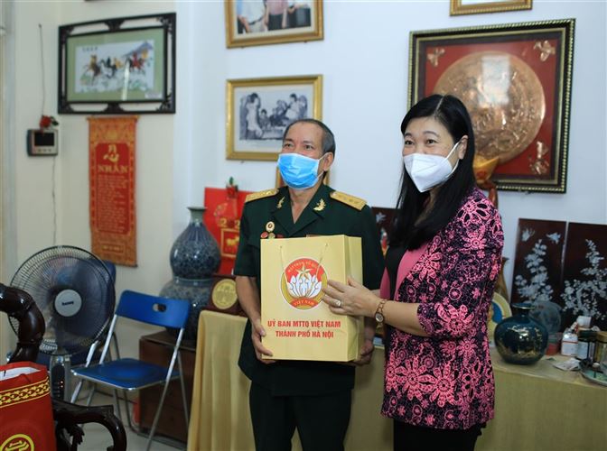 Chủ tịch Ủy ban MTTQ Việt Nam Thành phố Nguyễn Lan Hương thăm, tặng quà gia đình chính sách quận Tây Hồ nhân kỷ niệm 74 năm ngày TB-LS  