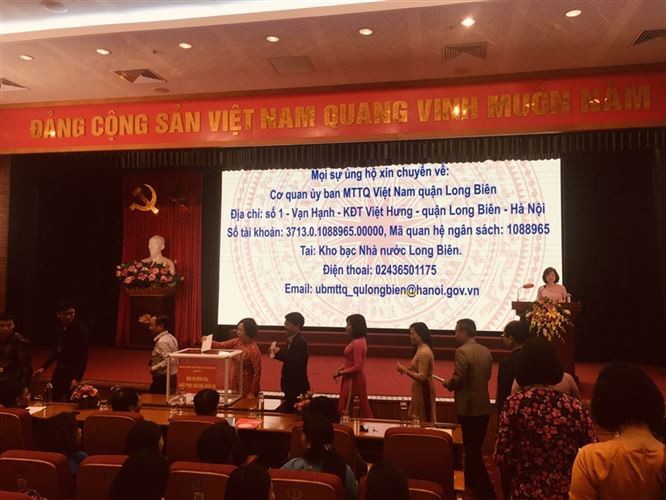 Quận Long Biên tổ chức quyên góp ủng hộ đồng bào các tỉnh miền Trung bị ảnh hưởng lũ lụt.