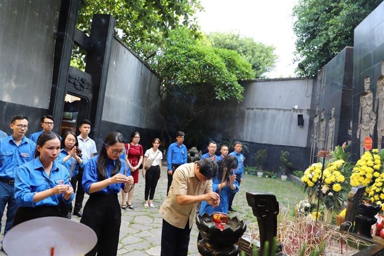 Tuổi trẻ cơ quan Uỷ ban MTTQ Việt Nam thành phố Hà Nội tri ân các anh hùng, liệt sỹ, người có công với cách mạng nhân dịp kỷ niệm 76 năm ngày Thương binh – Liệt s