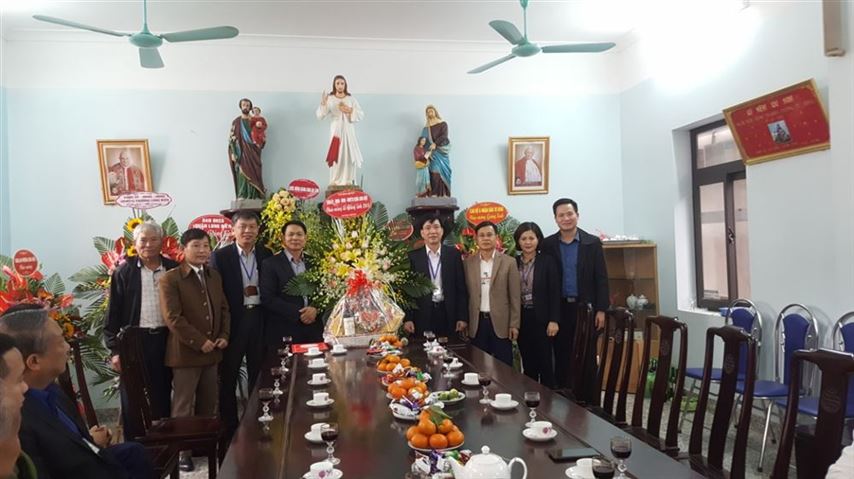 Quận Long Biên tổ chức thăm, tặng quà Linh mục nhà thờ Tử Đình nhân dịp lễ Noel năm 2018