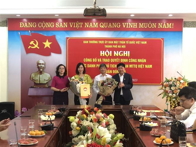 Công bố và trao Quyết định công nhận chức danh Phó Chủ tịch Ủy ban MTTQ Việt Nam quận Đống Đa