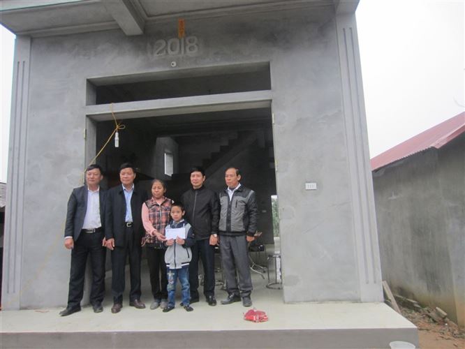 Ủy ban MTTQ Việt Nam huyện Quốc Oai trao kinh phí hỗ trợ xây mới nhà ở cho hộ nghèo