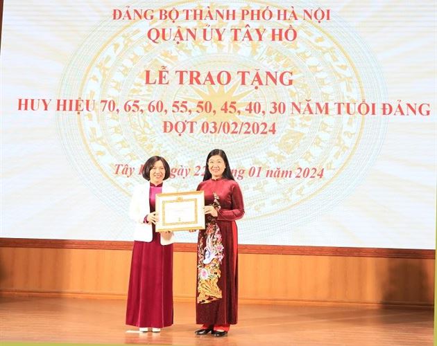 Chủ tịch Ủy ban MTTQ Việt Nam Thành phố Nguyễn Lan Hương trao Huy hiệu Đảng tại quận Tây Hồ