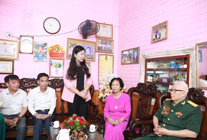Chủ tịch Ủy ban MTTQ Việt Nam Thành phố Nguyễn Lan Hương tri ân thân nhân liệt sĩ và dân công hỏa tuyến tham gia chiến dịch Điện Biên Phủ