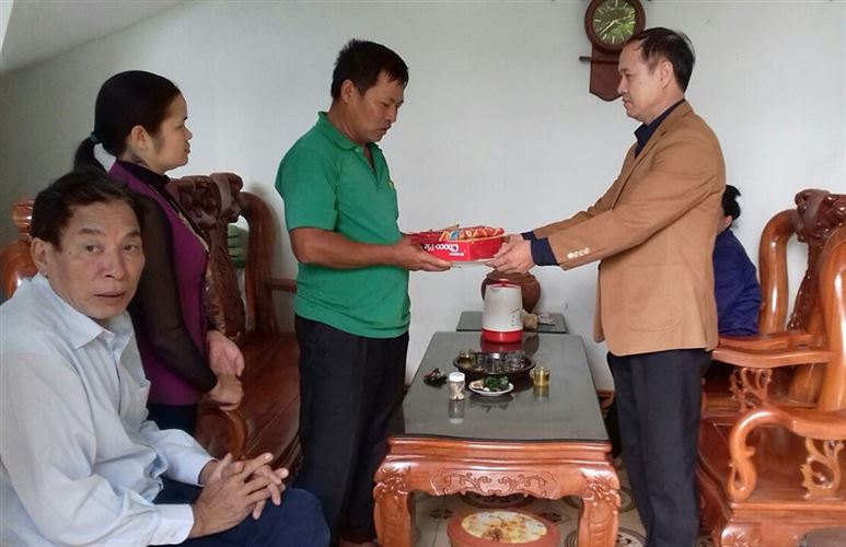 Ủy ban MTTQ Việt Nam TP Hà Nội thăm hỏi và trao hỗ trợ gia đình có người thân không may bị thiệt mạng trong vụ hỏa hoạn và đuối nước