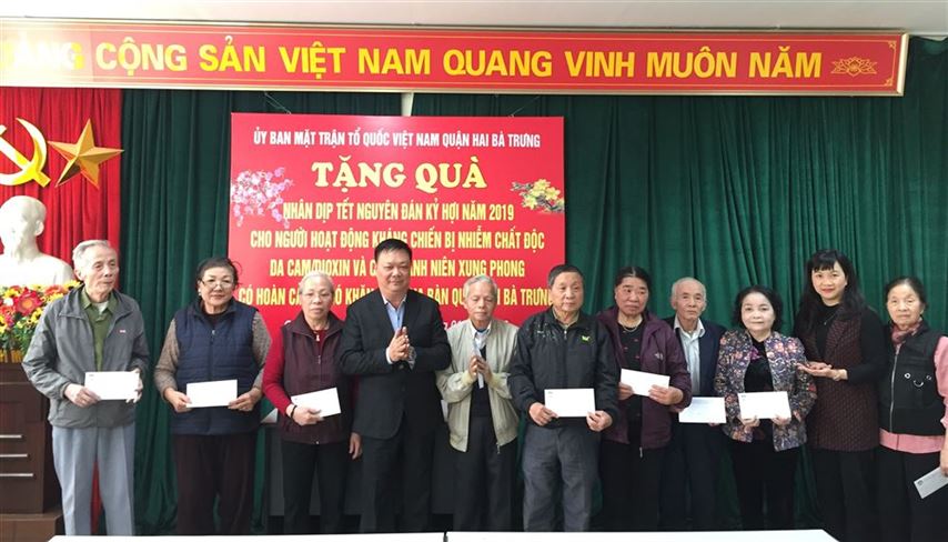 Ủy ban MTTQ Việt Nam quận Hai Bà Trưng tặng quà Hội Nạn nhân chất độc da cam - dioxin, Hội Cựu thanh niên xung phong quận