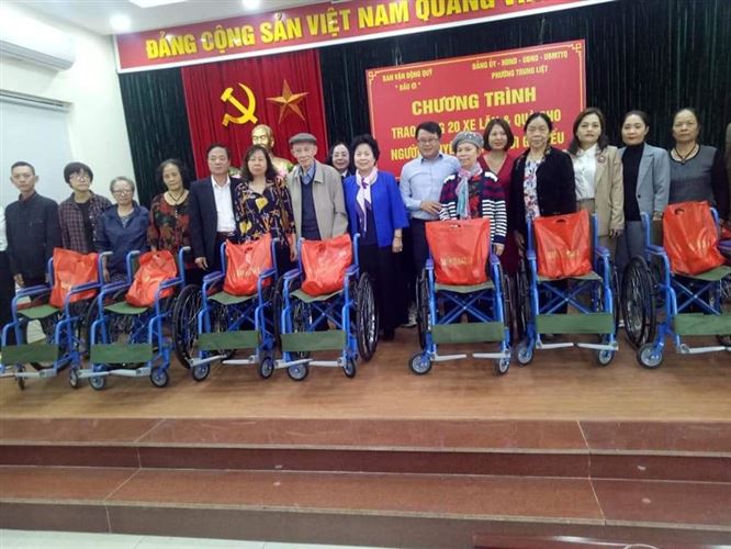 Quận Đống Đa tặng xe lăn cho người khuyết tật phường Trung Liệt nhân dịp kỷ niệm 90 năm ngày thành lập Mặt trận Tổ quốc Việt Nam