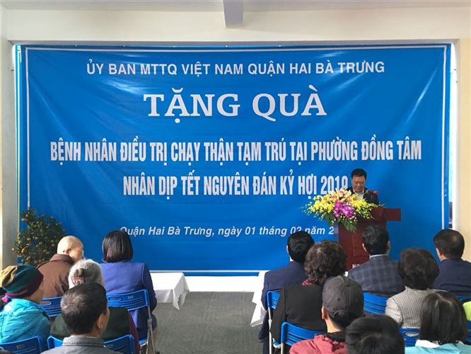 Quận Hai Bà Trưng tặng quà bệnh nhân điều trị chạy thận tạm trú tại phường Đồng Tâm dịp Tết Nguyên đán Kỷ Hợi 2019