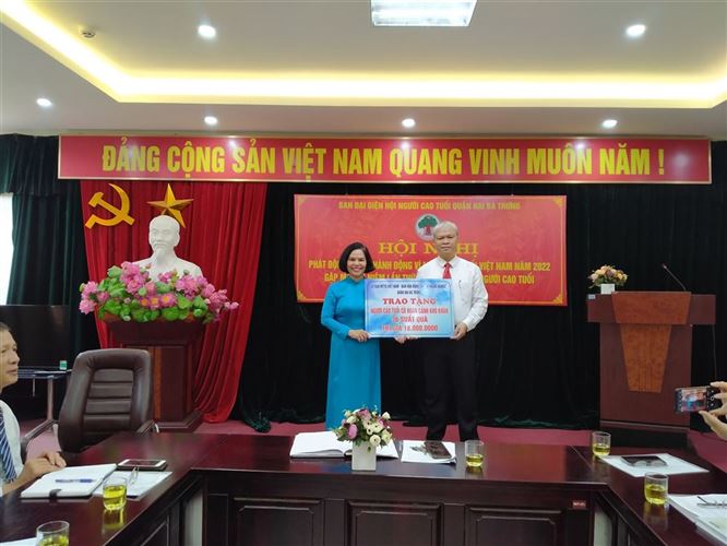 Ủy ban MTTQ Việt Nam quận Hai Bà Trưng tặng quà Người cao tuổi có hoàn cảnh khó khăn