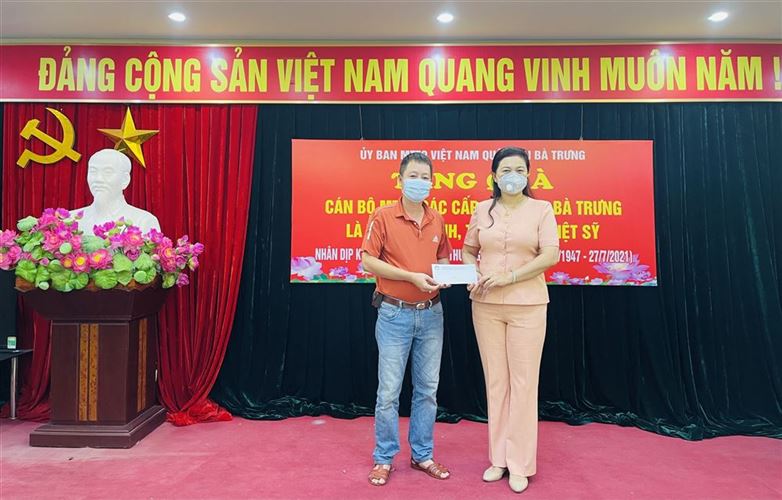 Ủy ban MTTQ Việt Nam quận Hai Bà Trưng tặng quà, tri ân cán bộ Mặt trận là thương binh, thân nhân thờ cúng liệt sỹ và người có công với cách mạng