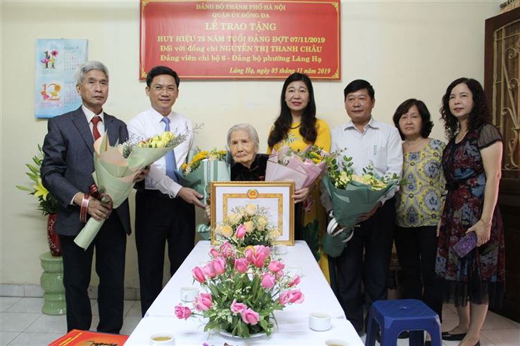 Trao Huy hiệu 70 năm tuổi Đảng cho các đảng viên quận Đống Đa