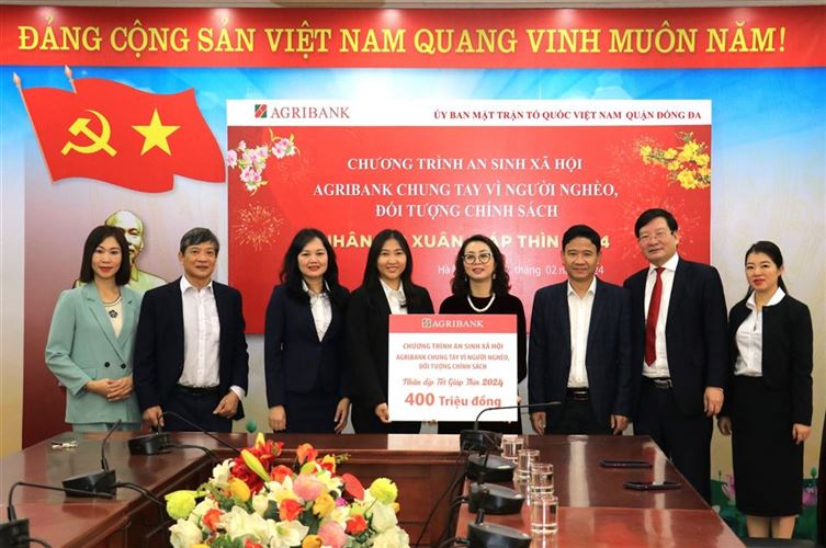 Ủy ban MTTQ Việt Nam Quận tiếp nhận 400 triệu đồng hỗ trợ hộ cận nghèo, hộ có hoàn cảnh khó khăn trên địa bàn