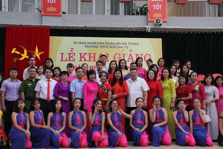 Chủ tịch Ủy ban MTTQ Việt Nam TP Nguyễn Lan Hương dự lễ khai giảng năm học 2019-2020 tại Trường THCS Ngô Gia Tự