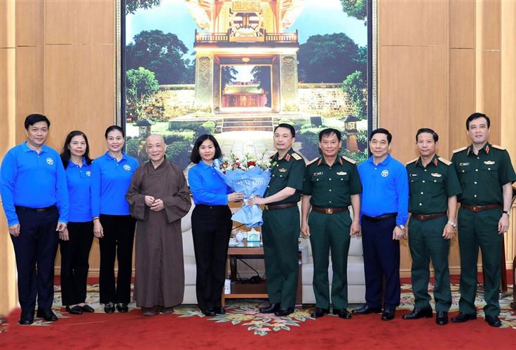 Đoàn công tác thành phố Hà Nội thăm, động viên cán bộ, chiến sĩ và nhân dân huyện đảo Trường Sa