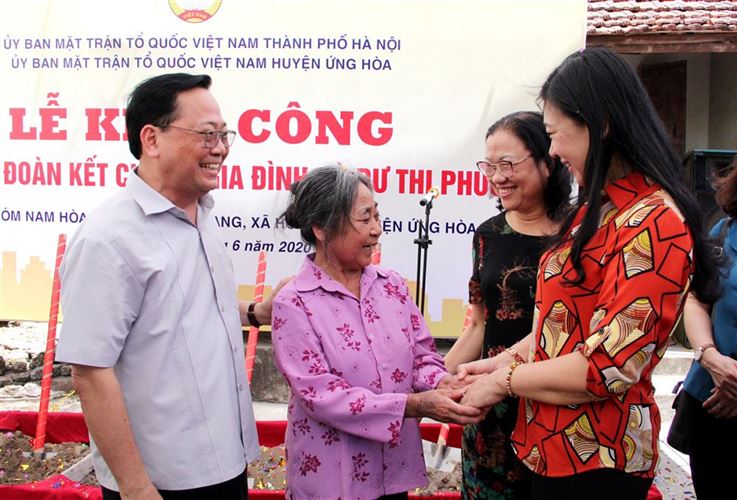 Ủy ban MTTQ Việt Nam Thành phố bàn giao kinh phí xây dựng 90 nhà Đại đoàn kết