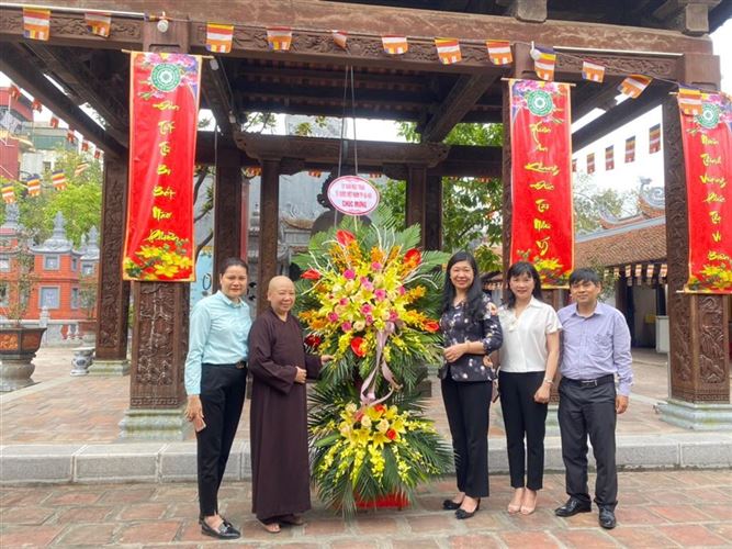 Chủ tịch Ủy ban MTTQ Việt Nam TP Nguyễn Lan Hương thăm, tặng quà nhân dịp Đại lễ Phật đản 2020