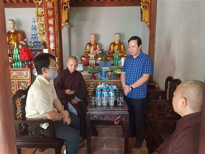 Lãnh đạo quận Đống Đa thăm và tặng quà các Chùa nhân dịp đại lễ Phật Đản năm 2020 (Phật lịch 2564)