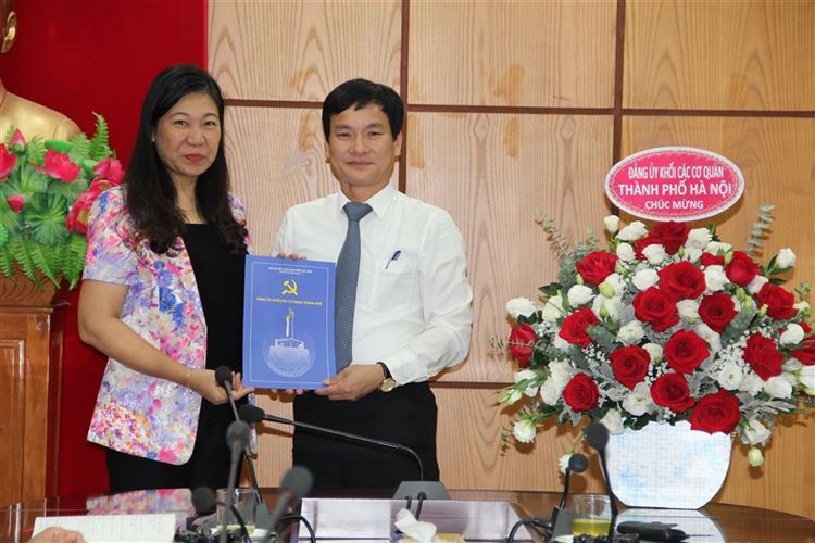 Đảng ủy khối các cơ quan Thành phố Hà Nội trao Quyết định chỉ định Bí thư Đảng ủy cơ quan Ủy ban MTTQ Việt Nam TP Hà Nội