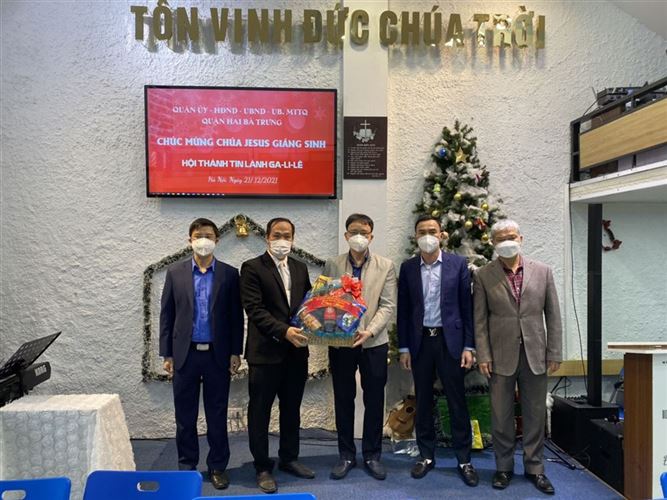 Uỷ ban MTTQ Việt Nam quận Hai Bà Trưng thăm hỏi, chúc mừng đồng bào Công giáo nhân dịp Lễ Giáng sinh năm 2021