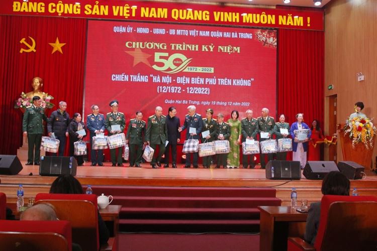 Quận Hai Bà Trưng tặng quà tri ân 50 nhân chứng lịch sử  nhân kỷ niệm 50 năm chiến thắng “Hà Nội - Điện Biên Phủ trên không”