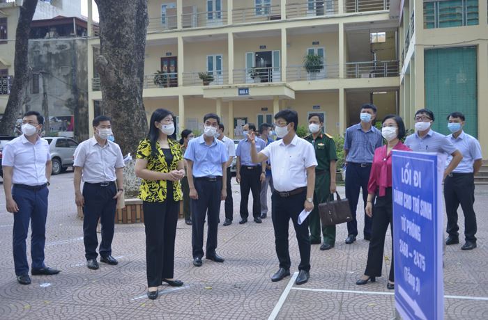 Chủ tịch Ủy ban MTTQ Việt Nam TP Nguyễn Lan Hương kiểm tra công tác chuẩn bị thi tốt nghiệp THPT tại Thị xã Sơn Tây