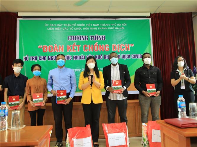 Ủy ban MTTQ Việt Nam TP Hà Nội phối hợp với Liên hiệp các tổ chức Hữu nghị TP Hà Nội thăm, tặng quà người nước ngoài gặp khó khăn do dịch Covid-19