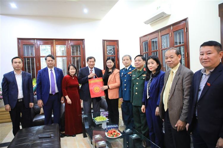 Chủ tịch Ủy ban MTTQ Việt Nam TP Hà Nội Nguyễn Lan Hương thăm, tặng quà nhân dịp kỷ niệm 50 năm chiến thắng Hà Nội - Điện Biên Phủ trên không