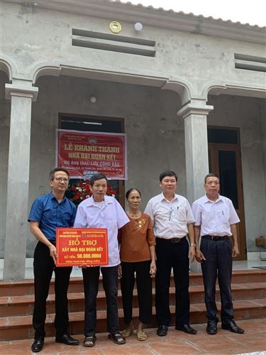 Mê Linh: Trao tiền hỗ trợ xây nhà đại đoàn kết cho hộ gia đình có hoàn cảnh khó khăn tại xã Vạn Yên, xã Thanh Lâm