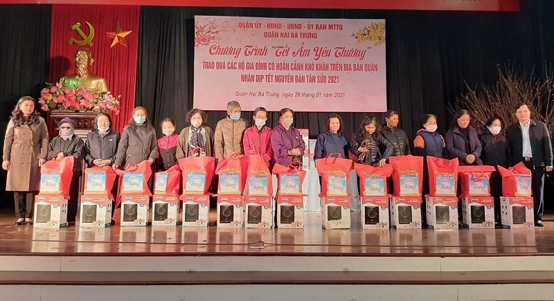 Ủy ban MTTQ Việt Nam quận Hai Bà Trưng  tổ chức chương trình “Tết ấm yêu thương” trao quà các hộ gia đình có hoàn cảnh khó khăn nhân dịp Tết Tân Sửu 2021