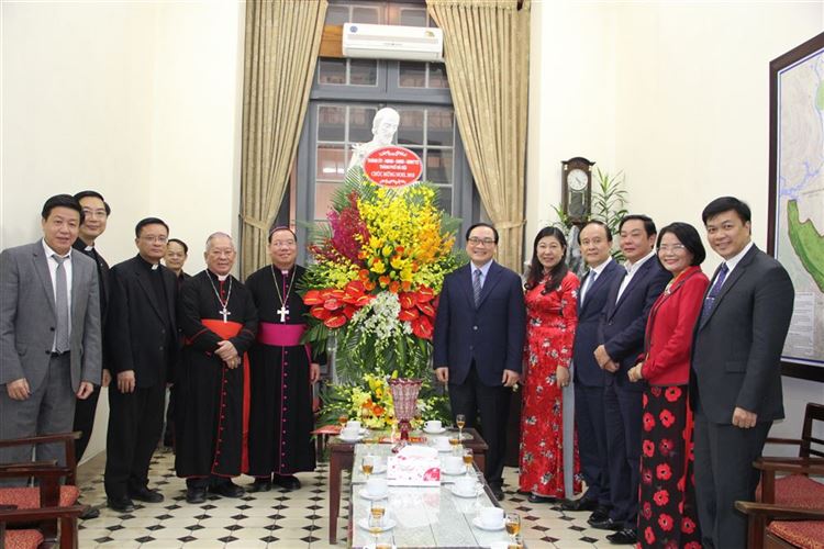 Bí thư Thành ủy Hoàng Trung Hải chúc mừng Giáng sinh Tổng Giáo phận Hà Nội.