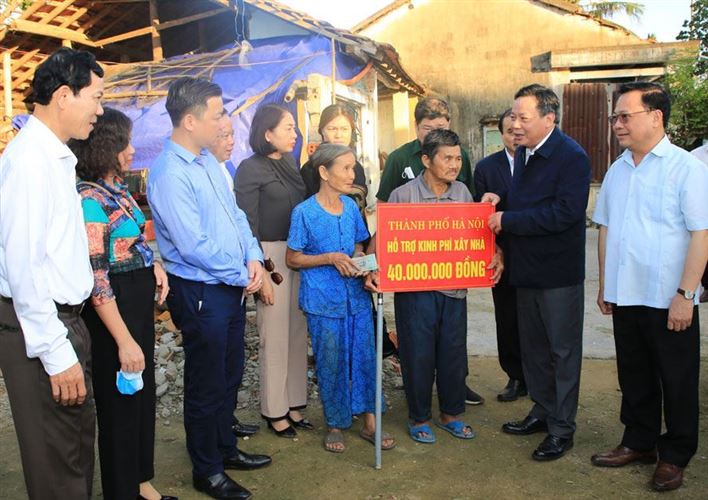 Trao tặng quà, hỗ trợ nhân dân tỉnh Quảng Ngãi khôi phục cuộc sống sau bão lũ