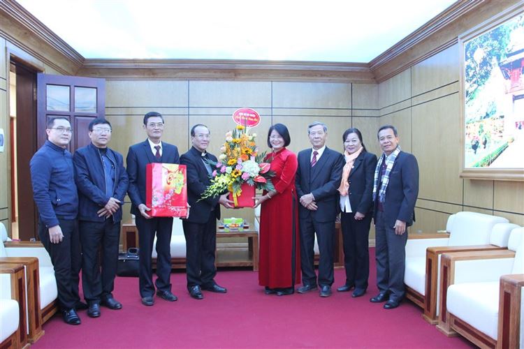Linh mục Bùi Ngọc Tuấn - Quản hạt vùng Phú Xuyên chúc Tết Ủy ban MTTQ Việt Nam TP Hà Nội
