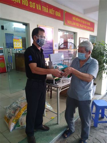 Ủy ban MTTQ Việt Nam quận Ba Đình hỗ trợ người dân khó khăn bị ảnh hưởng bởi dịch bệnh Covid-19