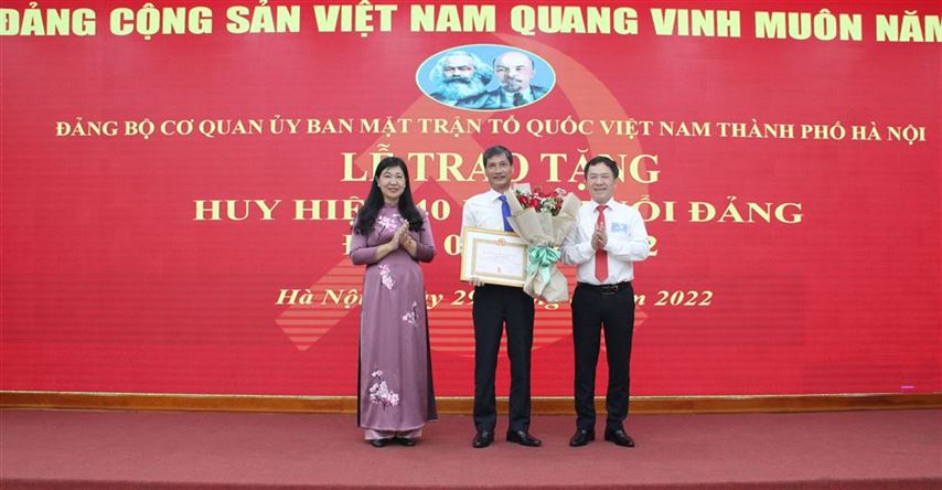 Đảng ủy cơ quan Ủy ban MTTQ Việt Nam thành phố Hà Nội tổ chức lễ trao tặng Huy hiệu 40 năm tuổi Đảng đợt 2-9