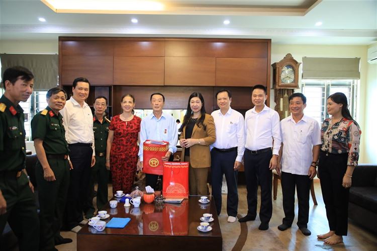 Chủ tịch Ủy ban Mặt trận Tổ quốc Việt Nam Thành phố Nguyễn Lan Hương thăm, tặng quà gia đình chính sách huyện Phú Xuyên