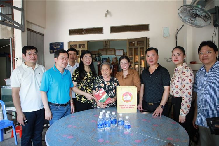Cơ quan Uỷ ban MTTQ Việt Nam Thành phố Hà Nội tri ân các anh hùng liệt sỹ, các chiến sỹ cựu tù chính trị tại huyện Côn Đảo